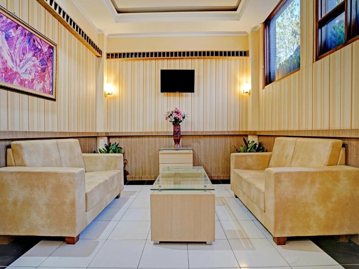 Oyo 3953 Hotel Catellya II Cipaku Bandung Eksteriør bilde