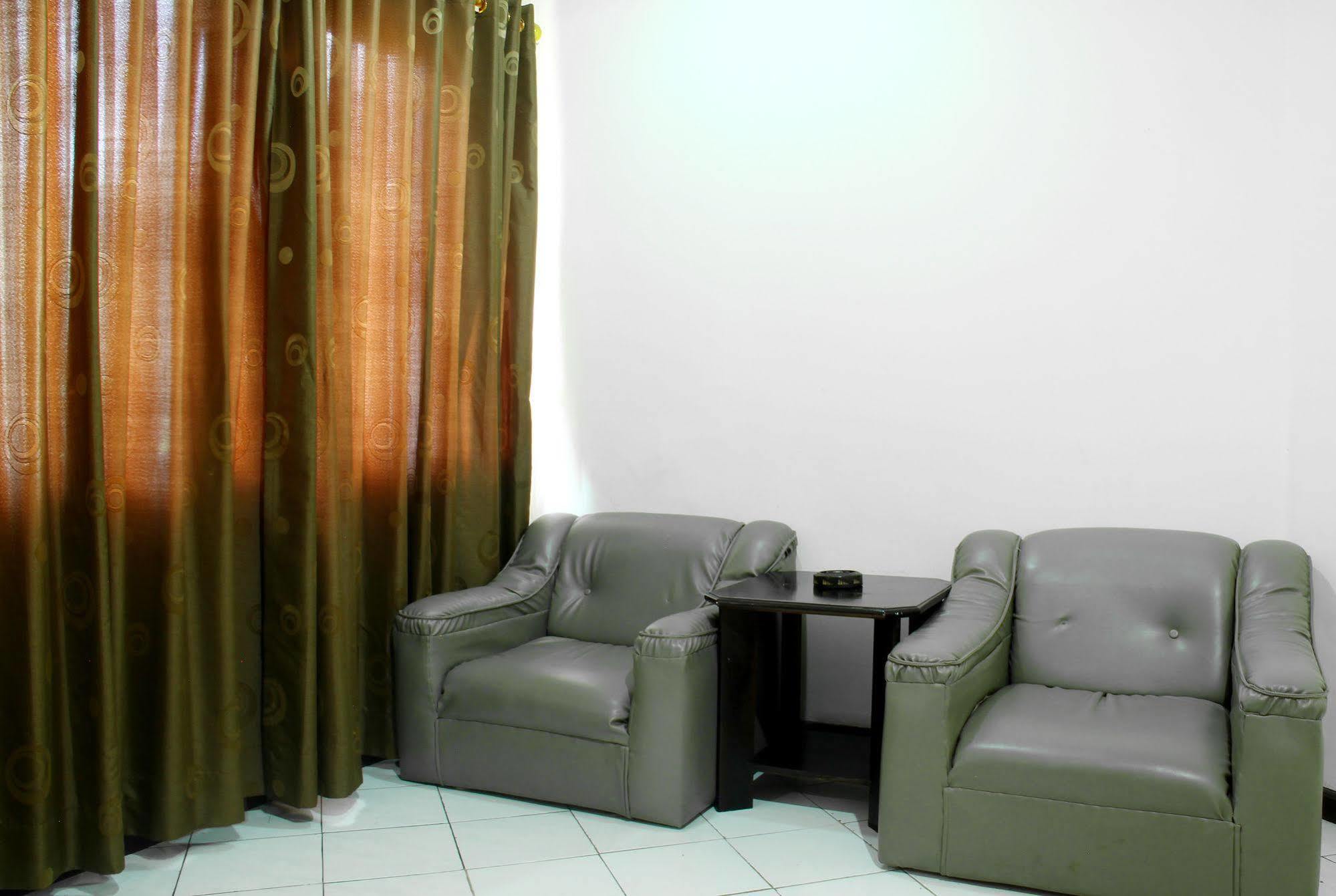 Oyo 3953 Hotel Catellya II Cipaku Bandung Eksteriør bilde