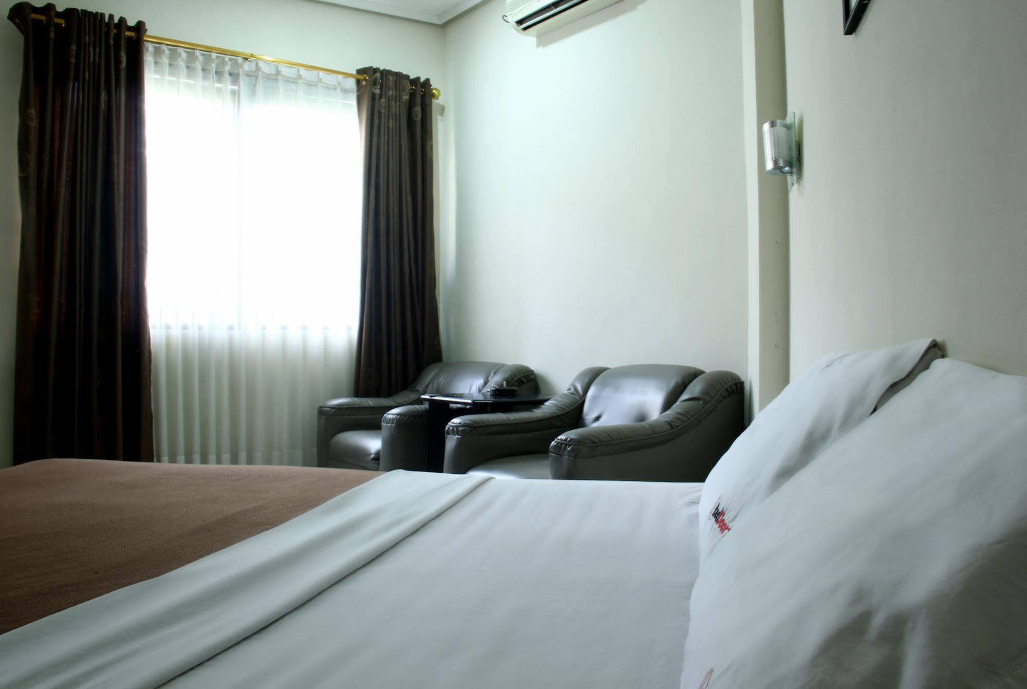 Oyo 3953 Hotel Catellya II Cipaku Bandung Eksteriør bilde